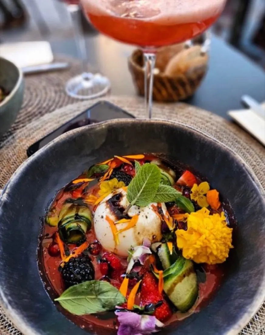 Assiette colorée garnie de fleurs comestibles