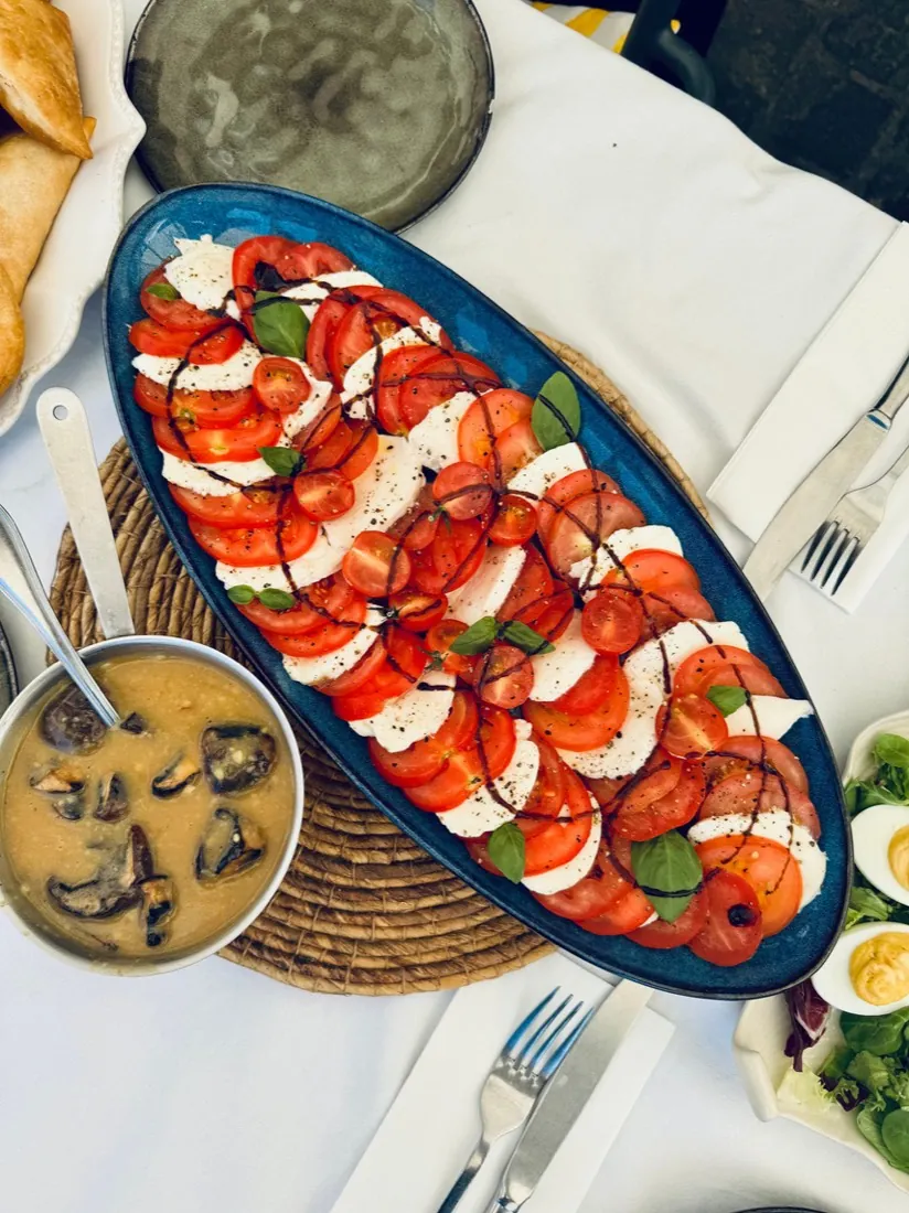 Table italienne dressée pour le partage