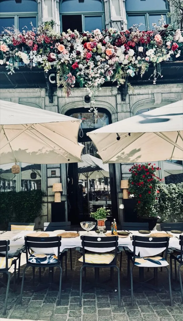 Terrasse sous les parasols
