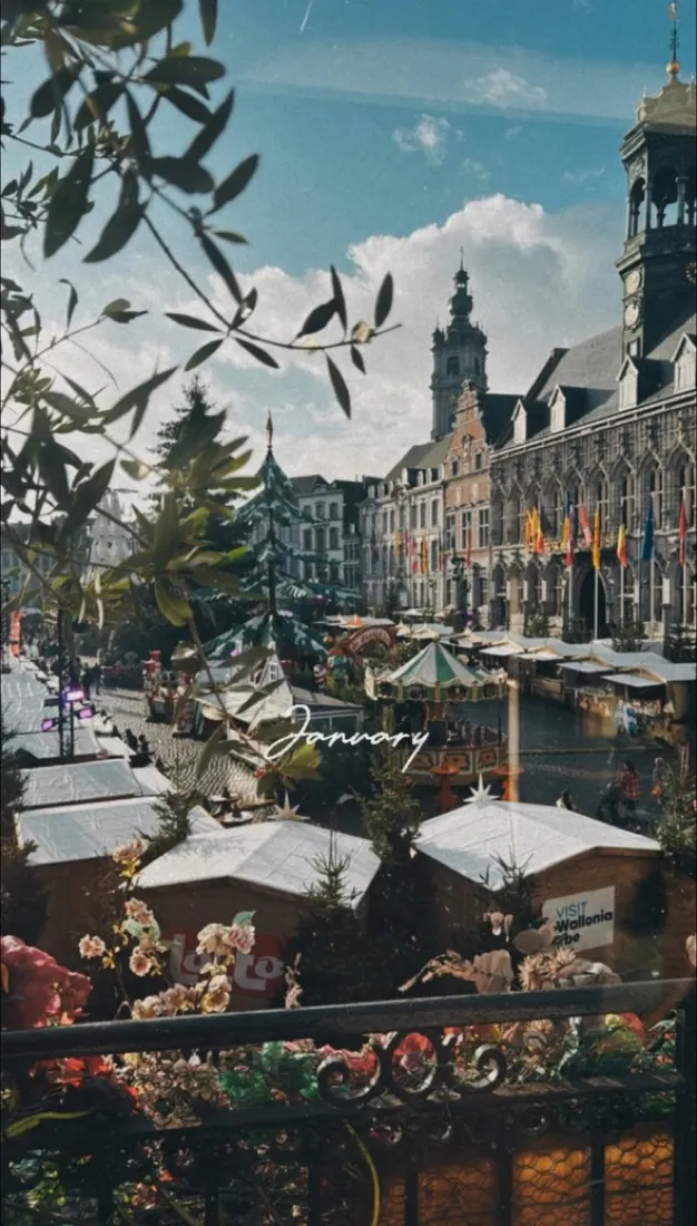 La Grand-Place de Mons et son beffroi